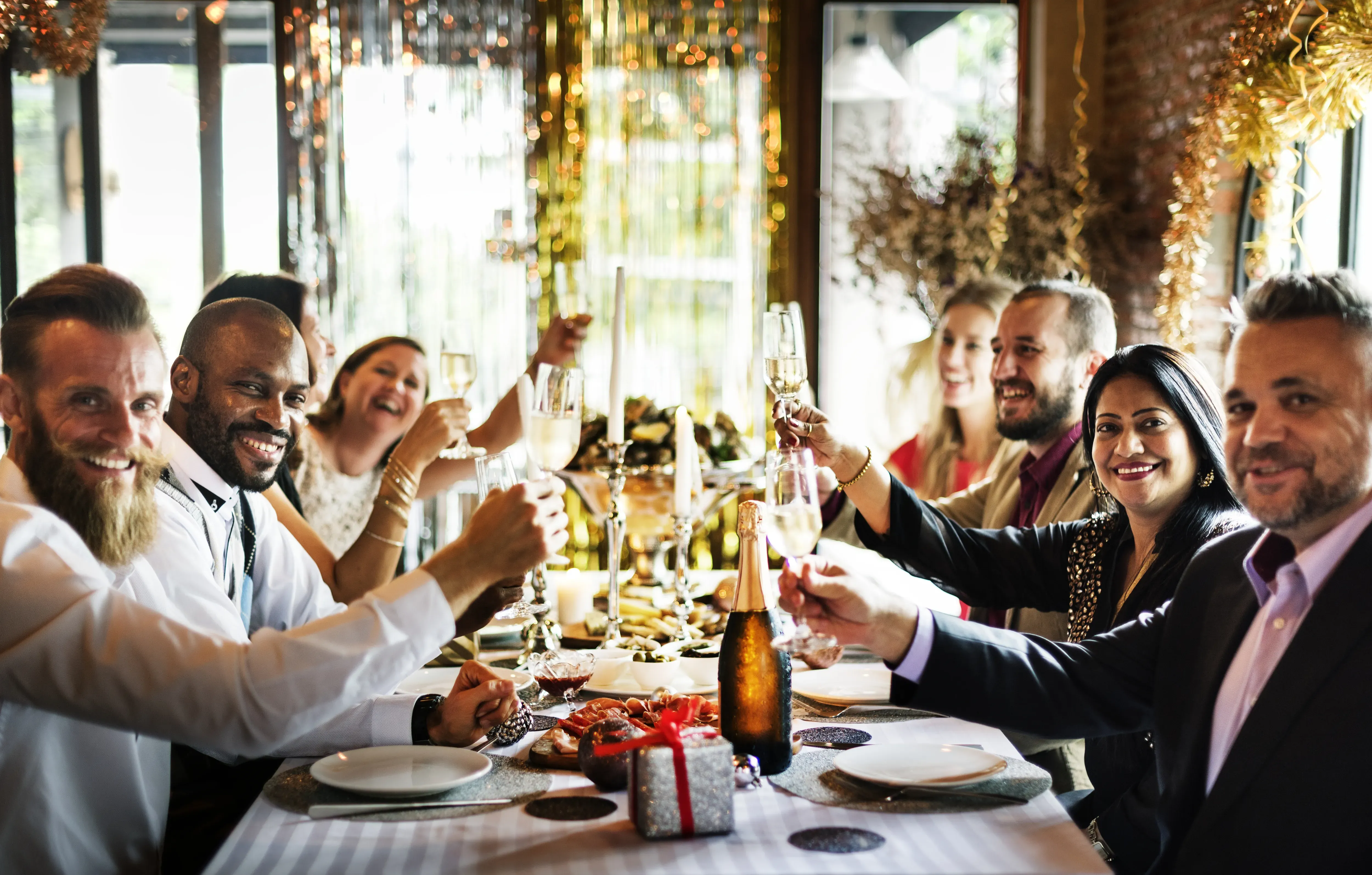 friends-celebrating-new-years-eve